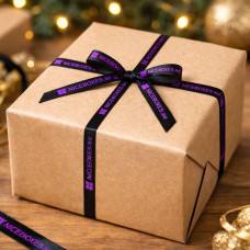 Gavebånd med eget trykk 10 mm, 3000 meter (300 m/rull x 10 ruller) Gavebånd med eget trykk 10 mm, 3000 meter (300 m/rull x 10 ruller)